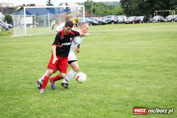 Zdjęcie w galerii na portalu naszraciborz.pl: Gdzie atak nie może, tam Adamczyk pomoże. Bieńkowice zwycięskie w Krzyżkowicach wiadomości z regionu