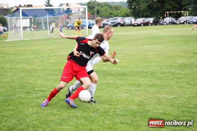 Zdjęcie w galerii na portalu naszraciborz.pl: Gdzie atak nie może, tam Adamczyk pomoże. Bieńkowice zwycięskie w Krzyżkowicach wiadomości z regionu
