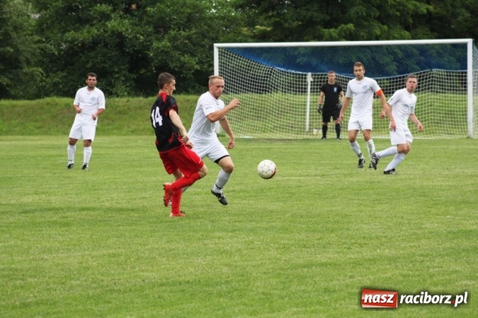 Zdjęcie w galerii na portalu naszraciborz.pl: Gdzie atak nie może, tam Adamczyk pomoże. Bieńkowice zwycięskie w Krzyżkowicach wiadomości z regionu