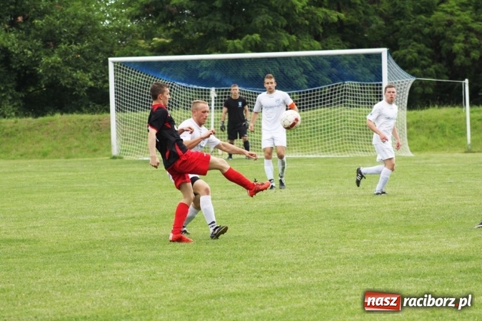 Zdjęcie w galerii na portalu naszraciborz.pl: Gdzie atak nie może, tam Adamczyk pomoże. Bieńkowice zwycięskie w Krzyżkowicach wiadomości z regionu