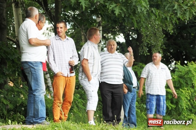 Zdjęcie w galerii na portalu naszraciborz.pl: Gdzie atak nie może, tam Adamczyk pomoże. Bieńkowice zwycięskie w Krzyżkowicach wiadomości z regionu