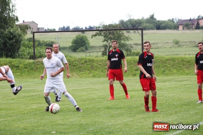 Zdjęcie w galerii na portalu naszraciborz.pl: Gdzie atak nie może, tam Adamczyk pomoże. Bieńkowice zwycięskie w Krzyżkowicach wiadomości z regionu