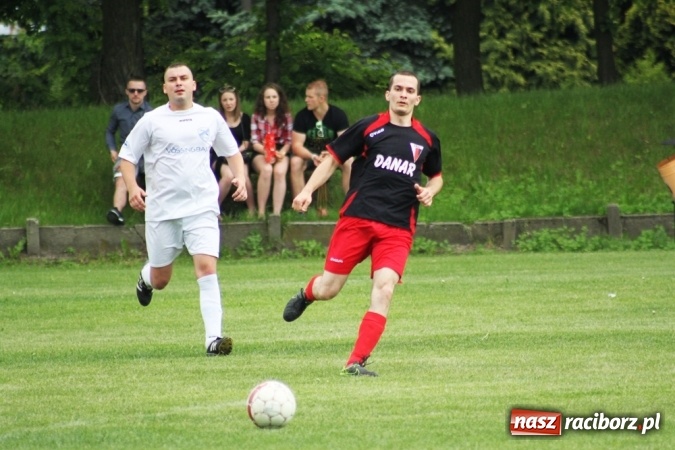 Zdjęcie w galerii na portalu naszraciborz.pl: Gdzie atak nie może, tam Adamczyk pomoże. Bieńkowice zwycięskie w Krzyżkowicach wiadomości z regionu