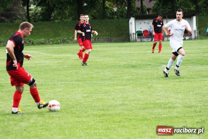 Zdjęcie w galerii na portalu naszraciborz.pl: Gdzie atak nie może, tam Adamczyk pomoże. Bieńkowice zwycięskie w Krzyżkowicach wiadomości z regionu