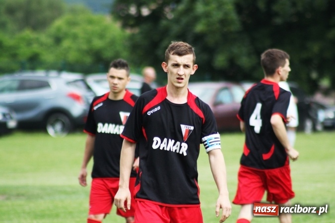 Zdjęcie w galerii na portalu naszraciborz.pl: Gdzie atak nie może, tam Adamczyk pomoże. Bieńkowice zwycięskie w Krzyżkowicach wiadomości z regionu
