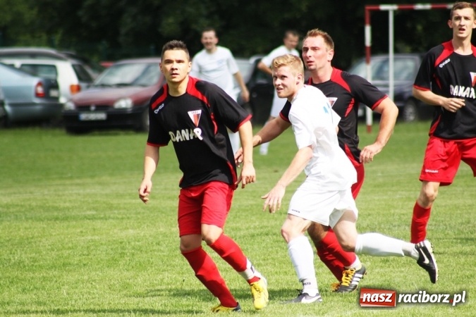 Zdjęcie w galerii na portalu naszraciborz.pl: Gdzie atak nie może, tam Adamczyk pomoże. Bieńkowice zwycięskie w Krzyżkowicach wiadomości z regionu