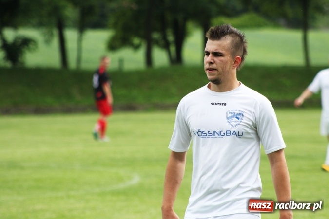 Zdjęcie w galerii na portalu naszraciborz.pl: Gdzie atak nie może, tam Adamczyk pomoże. Bieńkowice zwycięskie w Krzyżkowicach wiadomości z regionu