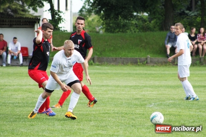 Zdjęcie w galerii na portalu naszraciborz.pl: Gdzie atak nie może, tam Adamczyk pomoże. Bieńkowice zwycięskie w Krzyżkowicach wiadomości z regionu