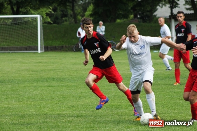 Zdjęcie w galerii na portalu naszraciborz.pl: Gdzie atak nie może, tam Adamczyk pomoże. Bieńkowice zwycięskie w Krzyżkowicach wiadomości z regionu