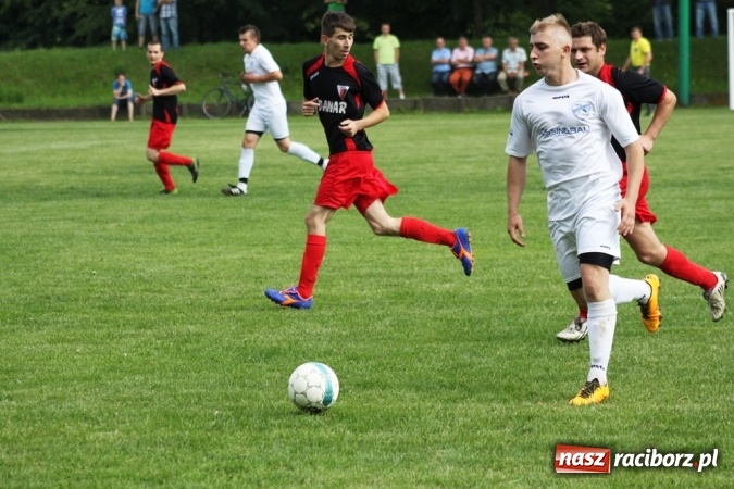 Zdjęcie w galerii na portalu naszraciborz.pl: Gdzie atak nie może, tam Adamczyk pomoże. Bieńkowice zwycięskie w Krzyżkowicach wiadomości z regionu