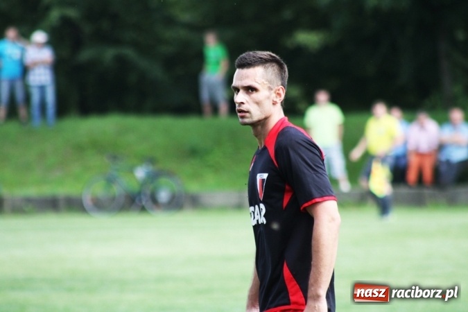 Zdjęcie w galerii na portalu naszraciborz.pl: Gdzie atak nie może, tam Adamczyk pomoże. Bieńkowice zwycięskie w Krzyżkowicach wiadomości z regionu