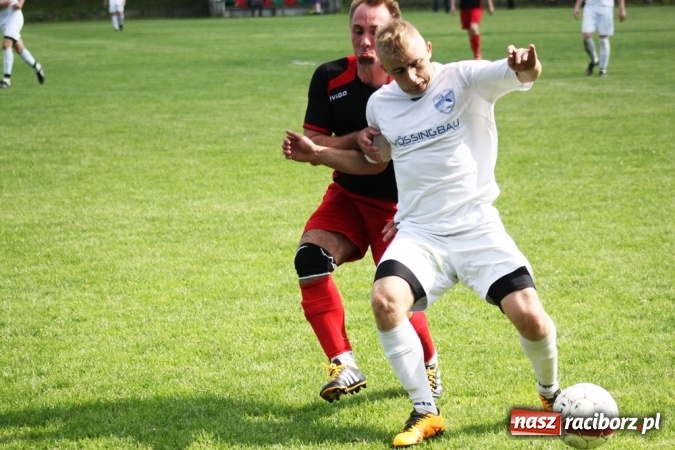 Zdjęcie w galerii na portalu naszraciborz.pl: Gdzie atak nie może, tam Adamczyk pomoże. Bieńkowice zwycięskie w Krzyżkowicach wiadomości z regionu