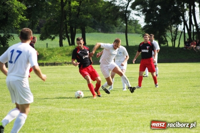 Zdjęcie w galerii na portalu naszraciborz.pl: Gdzie atak nie może, tam Adamczyk pomoże. Bieńkowice zwycięskie w Krzyżkowicach wiadomości z regionu