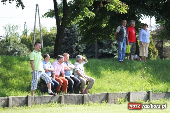 Zdjęcie w galerii na portalu naszraciborz.pl: Gdzie atak nie może, tam Adamczyk pomoże. Bieńkowice zwycięskie w Krzyżkowicach wiadomości z regionu