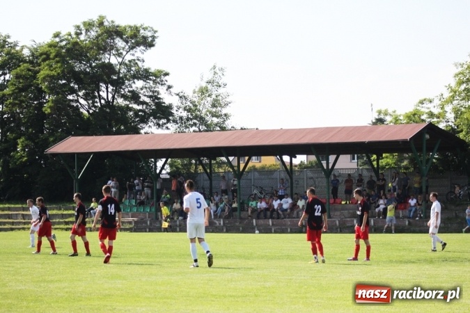 Zdjęcie w galerii na portalu naszraciborz.pl: Gdzie atak nie może, tam Adamczyk pomoże. Bieńkowice zwycięskie w Krzyżkowicach wiadomości z regionu