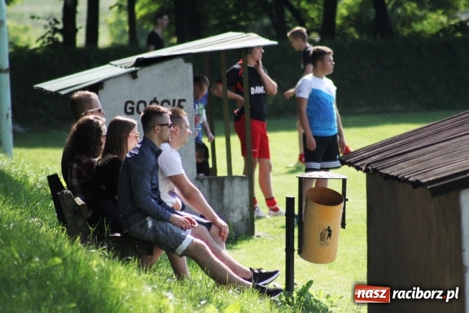 Zdjęcie w galerii na portalu naszraciborz.pl: Gdzie atak nie może, tam Adamczyk pomoże. Bieńkowice zwycięskie w Krzyżkowicach wiadomości z regionu