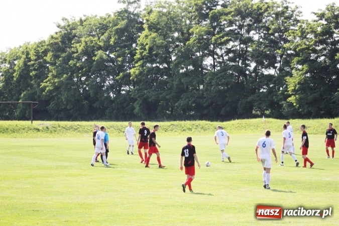 Zdjęcie w galerii na portalu naszraciborz.pl: Gdzie atak nie może, tam Adamczyk pomoże. Bieńkowice zwycięskie w Krzyżkowicach wiadomości z regionu