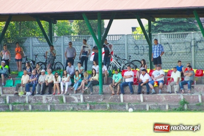 Zdjęcie w galerii na portalu naszraciborz.pl: Gdzie atak nie może, tam Adamczyk pomoże. Bieńkowice zwycięskie w Krzyżkowicach wiadomości z regionu