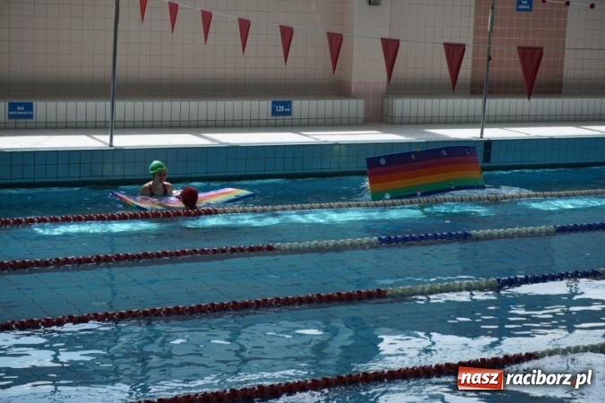 Zdjęcie w galerii na portalu naszraciborz.pl: Uczniowie SP 5 i SP 18 uczą się pływać w ramach budżetu obywatelskiego  wiadomości z regionu