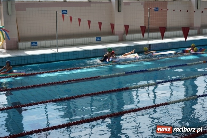 Zdjęcie w galerii na portalu naszraciborz.pl: Uczniowie SP 5 i SP 18 uczą się pływać w ramach budżetu obywatelskiego  wiadomości z regionu