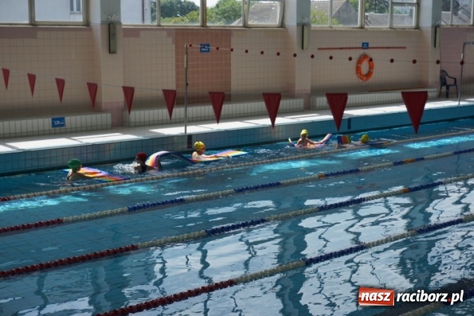 Zdjęcie w galerii na portalu naszraciborz.pl: Uczniowie SP 5 i SP 18 uczą się pływać w ramach budżetu obywatelskiego  wiadomości z regionu