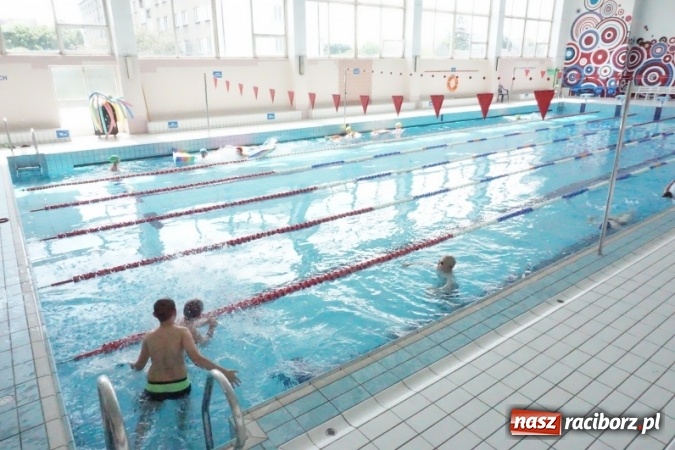 Zdjęcie w galerii na portalu naszraciborz.pl: Uczniowie SP 5 i SP 18 uczą się pływać w ramach budżetu obywatelskiego  wiadomości z regionu