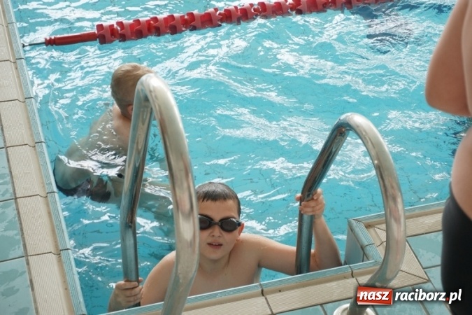 Zdjęcie w galerii na portalu naszraciborz.pl: Uczniowie SP 5 i SP 18 uczą się pływać w ramach budżetu obywatelskiego  wiadomości z regionu