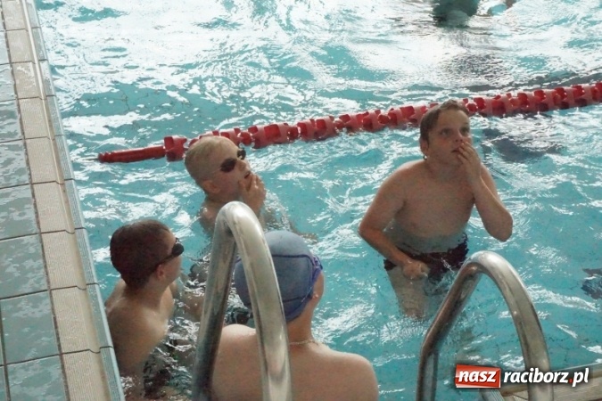 Zdjęcie w galerii na portalu naszraciborz.pl: Uczniowie SP 5 i SP 18 uczą się pływać w ramach budżetu obywatelskiego  wiadomości z regionu