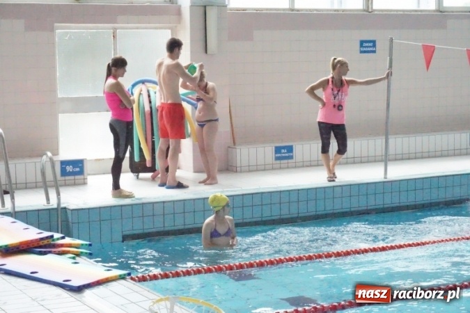 Zdjęcie w galerii na portalu naszraciborz.pl: Uczniowie SP 5 i SP 18 uczą się pływać w ramach budżetu obywatelskiego  wiadomości z regionu