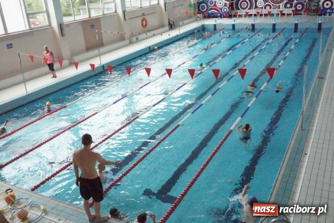 Zdjęcie w galerii na portalu naszraciborz.pl: Uczniowie SP 5 i SP 18 uczą się pływać w ramach budżetu obywatelskiego  wiadomości z regionu