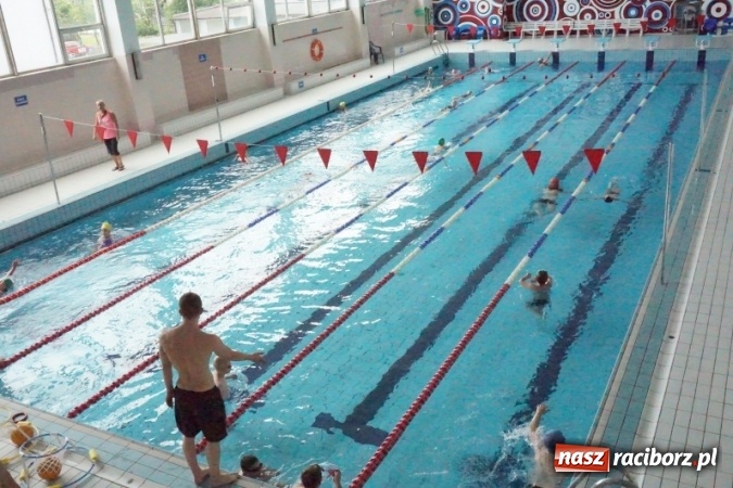 Zdjęcie w galerii na portalu naszraciborz.pl: Uczniowie SP 5 i SP 18 uczą się pływać w ramach budżetu obywatelskiego  wiadomości z regionu