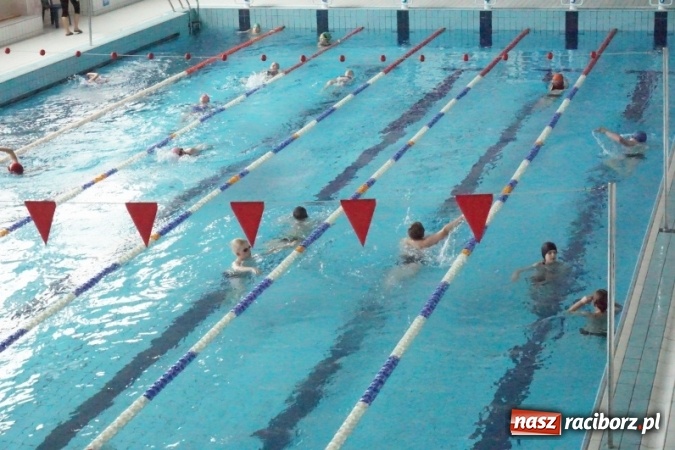 Zdjęcie w galerii na portalu naszraciborz.pl: Uczniowie SP 5 i SP 18 uczą się pływać w ramach budżetu obywatelskiego  wiadomości z regionu