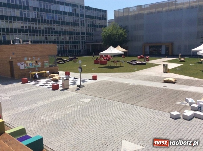 Zdjęcie w galerii na portalu naszraciborz.pl: Uczennice z Nędzy w gronie najlepszych. W Warszawie przepytywali je specjaliści  wiadomości z regionu