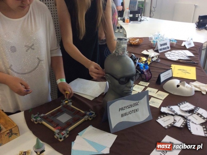 Zdjęcie w galerii na portalu naszraciborz.pl: Uczennice z Nędzy w gronie najlepszych. W Warszawie przepytywali je specjaliści  wiadomości z regionu