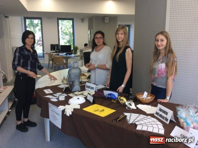 Zdjęcie w galerii na portalu naszraciborz.pl: Uczennice z Nędzy w gronie najlepszych. W Warszawie przepytywali je specjaliści  wiadomości z regionu