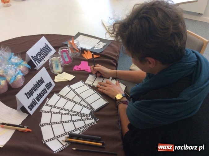 Zdjęcie w galerii na portalu naszraciborz.pl: Uczennice z Nędzy w gronie najlepszych. W Warszawie przepytywali je specjaliści  wiadomości z regionu