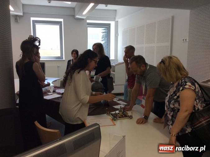 Zdjęcie w galerii na portalu naszraciborz.pl: Uczennice z Nędzy w gronie najlepszych. W Warszawie przepytywali je specjaliści  wiadomości z regionu