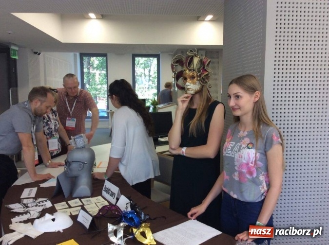 Zdjęcie w galerii na portalu naszraciborz.pl: Uczennice z Nędzy w gronie najlepszych. W Warszawie przepytywali je specjaliści  wiadomości z regionu