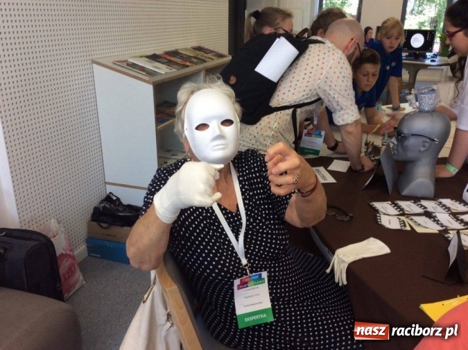 Zdjęcie w galerii na portalu naszraciborz.pl: Uczennice z Nędzy w gronie najlepszych. W Warszawie przepytywali je specjaliści  wiadomości z regionu