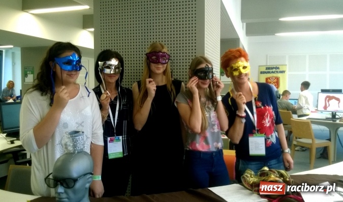 Zdjęcie w galerii na portalu naszraciborz.pl: Uczennice z Nędzy w gronie najlepszych. W Warszawie przepytywali je specjaliści  wiadomości z regionu