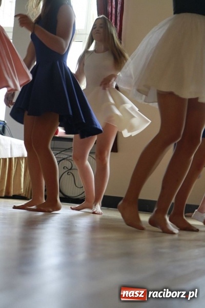 Zdjęcie w galerii na portalu naszraciborz.pl: Trzecioklasiści gimnazjum ZSOMS bawili się na komersie w Raciborskiej wiadomości z regionu