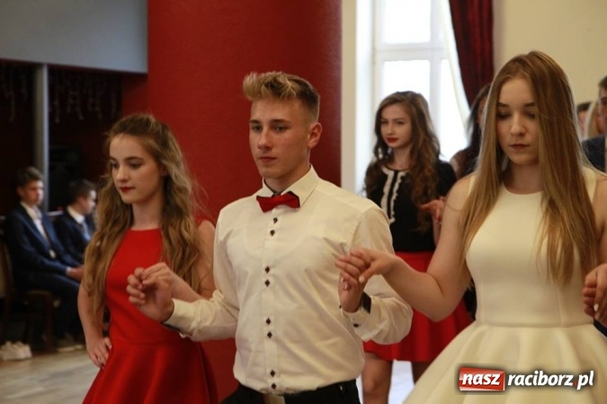 Zdjęcie w galerii na portalu naszraciborz.pl: Trzecioklasiści gimnazjum ZSOMS bawili się na komersie w Raciborskiej wiadomości z regionu