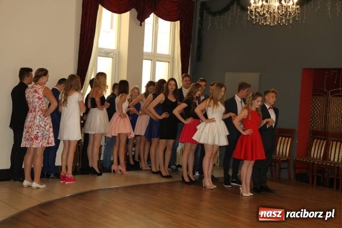 Zdjęcie w galerii na portalu naszraciborz.pl: Trzecioklasiści gimnazjum ZSOMS bawili się na komersie w Raciborskiej wiadomości z regionu