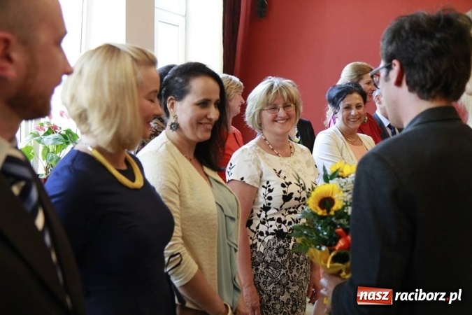 Zdjęcie w galerii na portalu naszraciborz.pl: Trzecioklasiści gimnazjum ZSOMS bawili się na komersie w Raciborskiej wiadomości z regionu