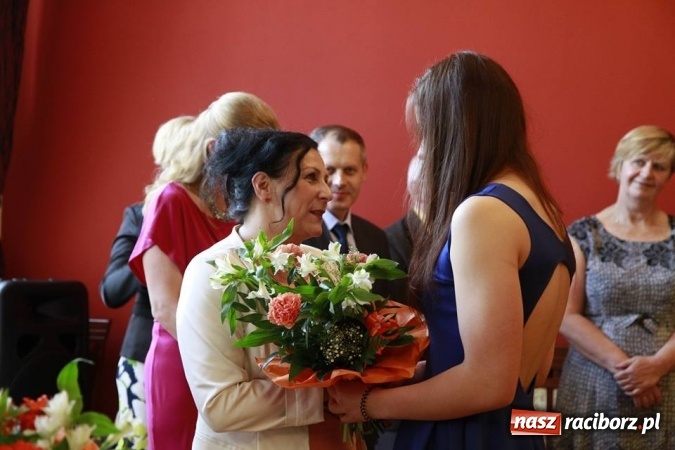 Zdjęcie w galerii na portalu naszraciborz.pl: Trzecioklasiści gimnazjum ZSOMS bawili się na komersie w Raciborskiej wiadomości z regionu