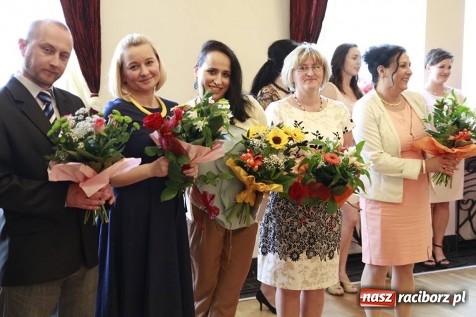 Zdjęcie w galerii na portalu naszraciborz.pl: Trzecioklasiści gimnazjum ZSOMS bawili się na komersie w Raciborskiej wiadomości z regionu