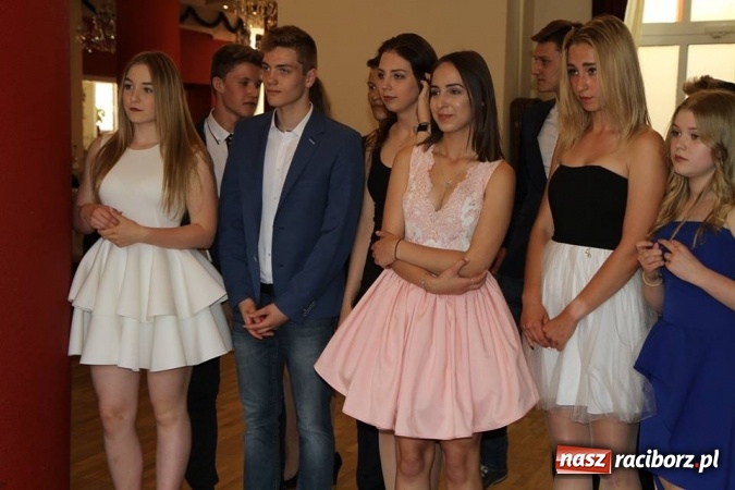 Zdjęcie w galerii na portalu naszraciborz.pl: Trzecioklasiści gimnazjum ZSOMS bawili się na komersie w Raciborskiej wiadomości z regionu