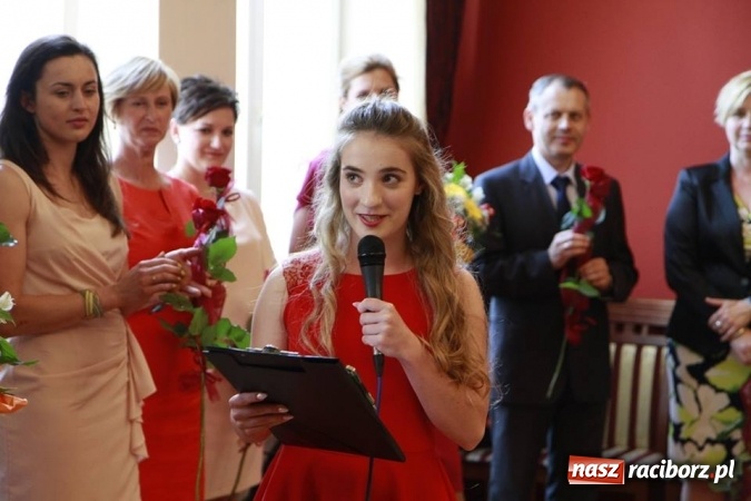 Zdjęcie w galerii na portalu naszraciborz.pl: Trzecioklasiści gimnazjum ZSOMS bawili się na komersie w Raciborskiej wiadomości z regionu