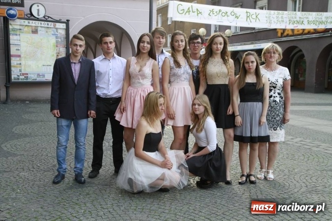 Zdjęcie w galerii na portalu naszraciborz.pl: Trzecioklasiści gimnazjum ZSOMS bawili się na komersie w Raciborskiej wiadomości z regionu