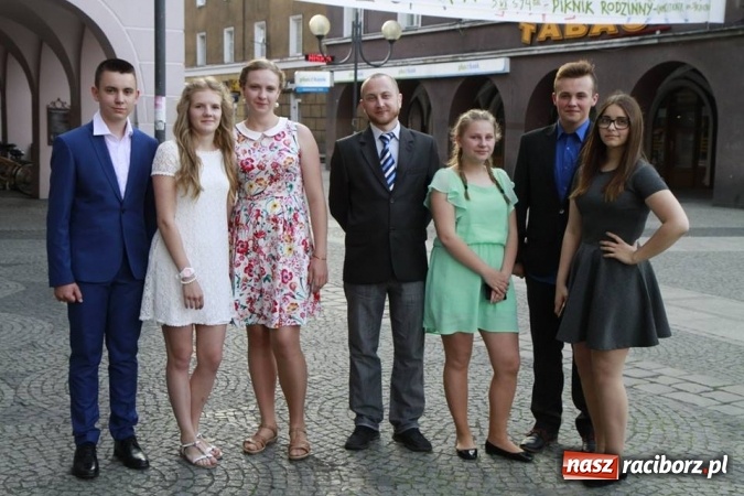 Zdjęcie w galerii na portalu naszraciborz.pl: Trzecioklasiści gimnazjum ZSOMS bawili się na komersie w Raciborskiej wiadomości z regionu